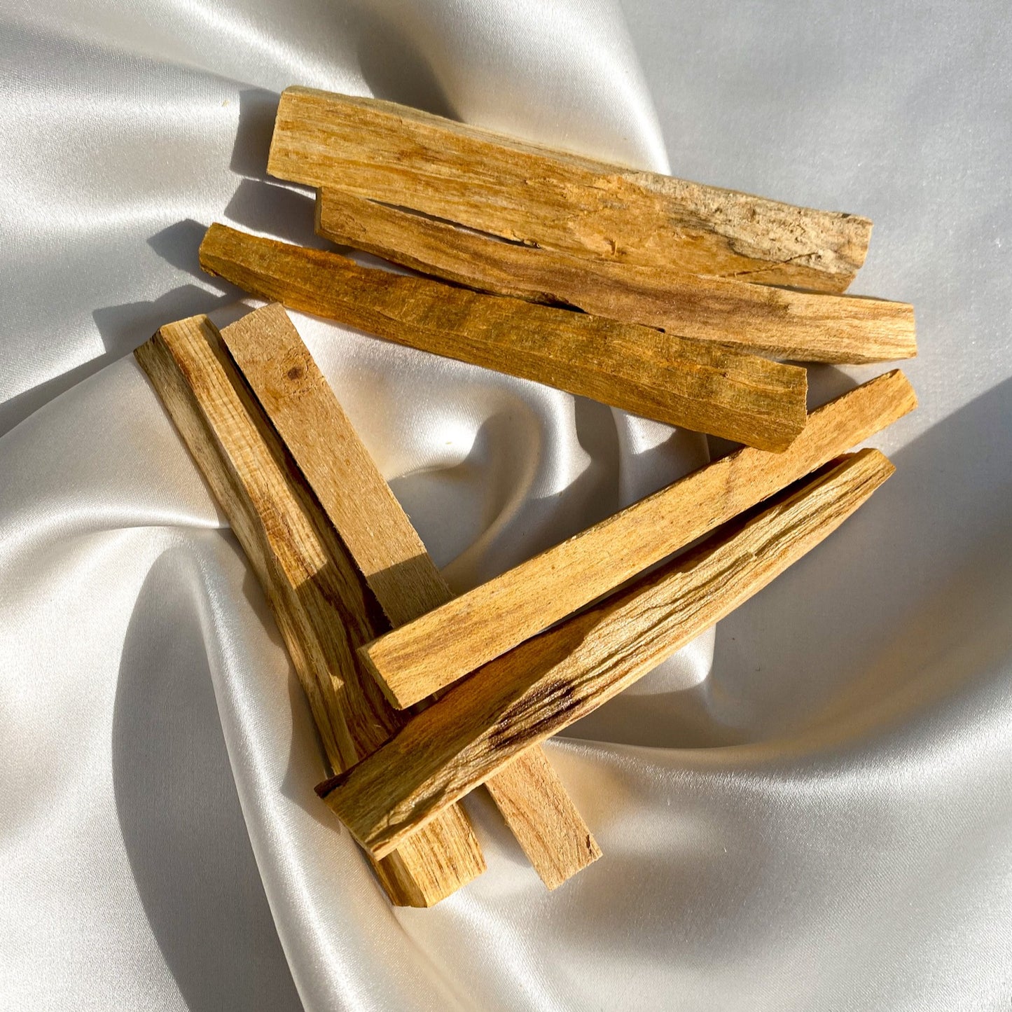 Palo Santo Palo Santo Sticks | Premium heiliges Holz | Light of I am Er vertreibt nicht nur negative Energien, sondern ersetzt diese auch gleich mit positiver Energie. Premium Qualität aus Peru natürliche Gewinnung. Wirkung: natürliches Anti-Angst-Mittel, bietet Entspannung, Erhöhung des Flusses guter Energien, beruhigendes Aroma, Frieden & Erdung, angenehmes Aroma | Light of I am