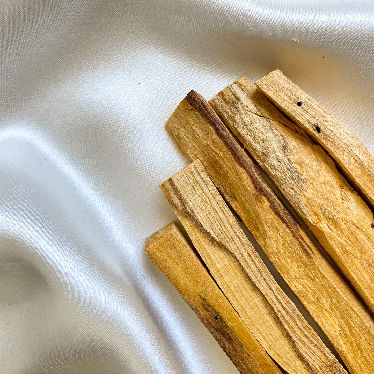 Nahaufnahme Palo Santo Palo Santo Sticks | Premium heiliges Holz | Light of I am Er vertreibt nicht nur negative Energien, sondern ersetzt diese auch gleich mit positiver Energie. Premium Qualität aus Peru natürliche Gewinnung. Wirkung: natürliches Anti-Angst-Mittel, bietet Entspannung, Erhöhung des Flusses guter Energien, beruhigendes Aroma, Frieden & Erdung, angenehmes Aroma | Light of I am