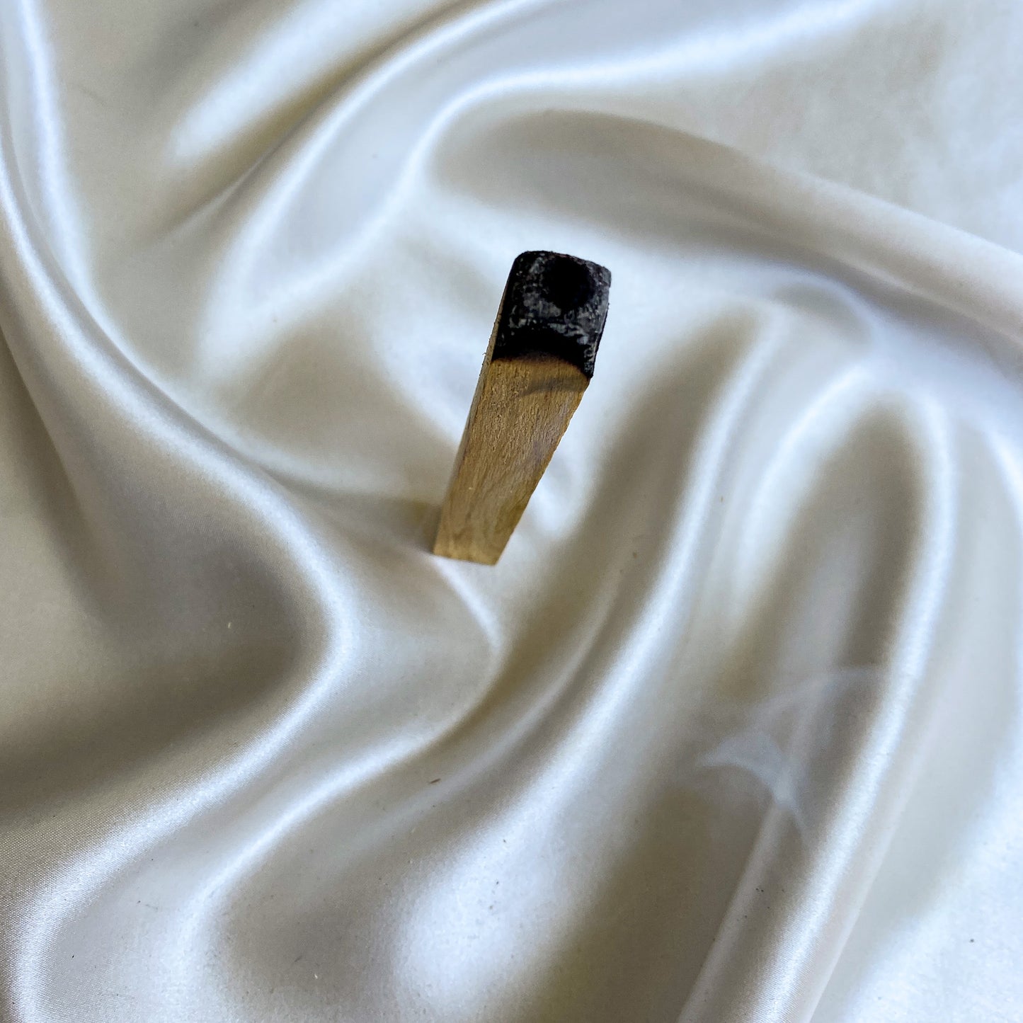 brennendes Palo Santo Palo Santo Sticks | Premium heiliges Holz | Light of I am Er vertreibt nicht nur negative Energien, sondern ersetzt diese auch gleich mit positiver Energie. Premium Qualität aus Peru natürliche Gewinnung. Wirkung: natürliches Anti-Angst-Mittel, bietet Entspannung, Erhöhung des Flusses guter Energien, beruhigendes Aroma, Frieden & Erdung, angenehmes Aroma | Light of I am